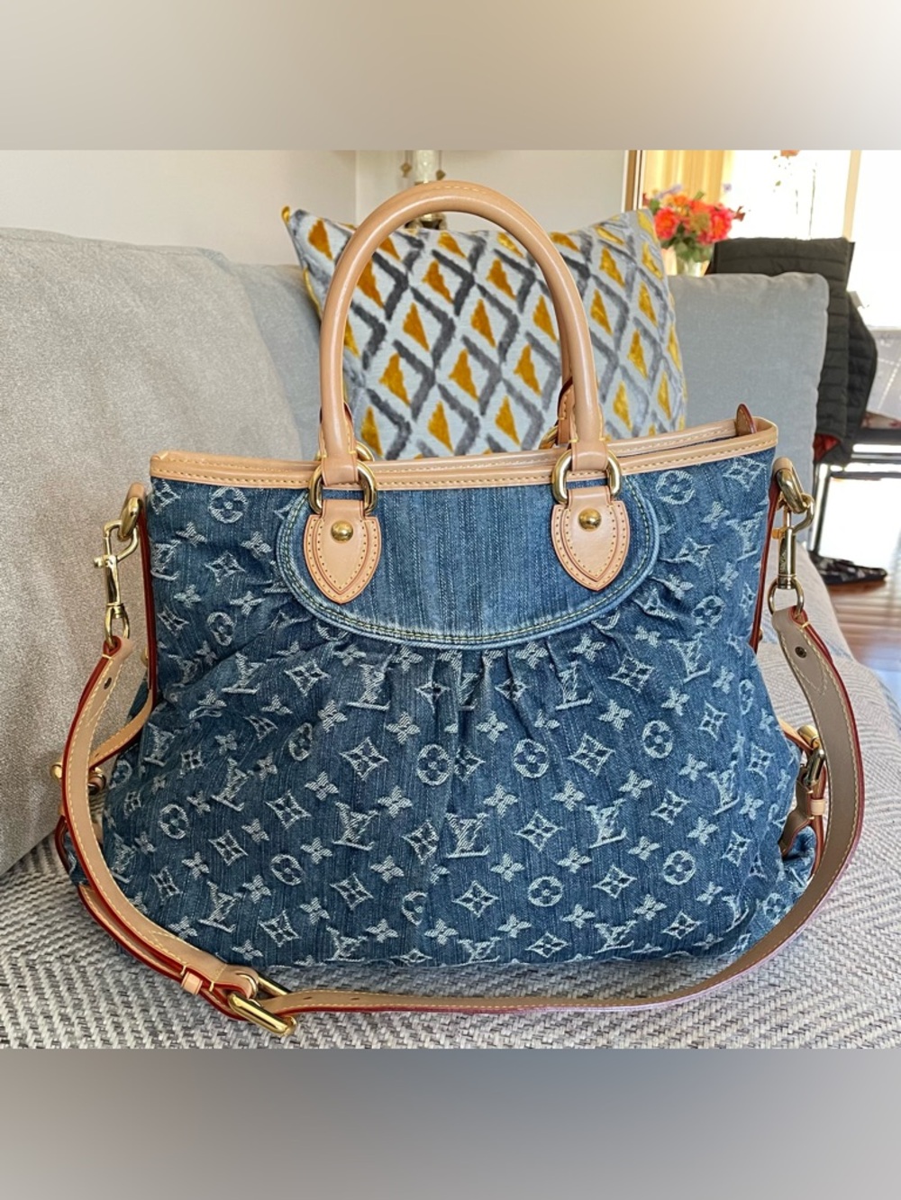 Authentic Louis Vuitton
Denim Neo Cabby GM
Monogram